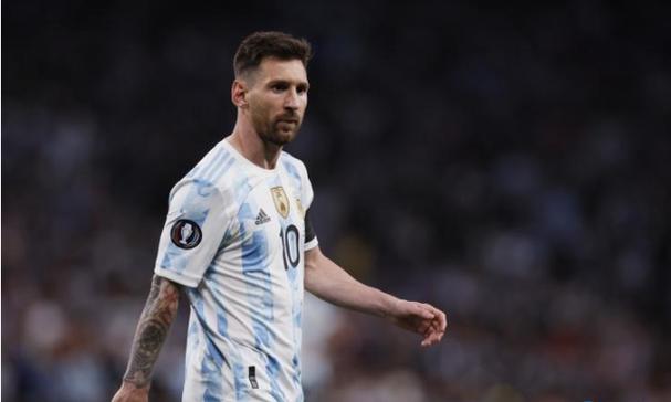 今春锁定这对王牌组合，绿色针织连衣裙配开衫，轻松穿出高级范儿